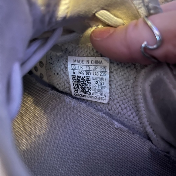 Yeezy Boost 350 V2 Cream White/Triple White - Picture 2 of 4
